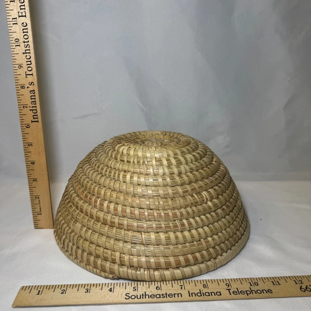 Hand Woven Coiled Sweetgrass Basket Round Decorative Bowl Tan Cream 11.5x4.5